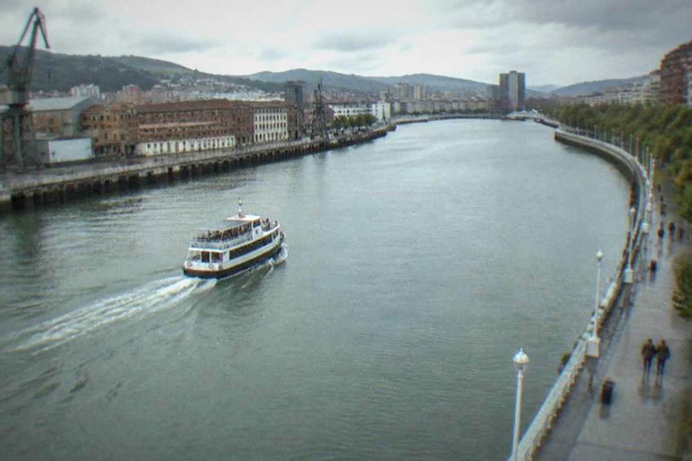 A schematic map showing the Nervion estuary from the Bay of Biscay past Santurtzi and Portugalete up to central Bilbao